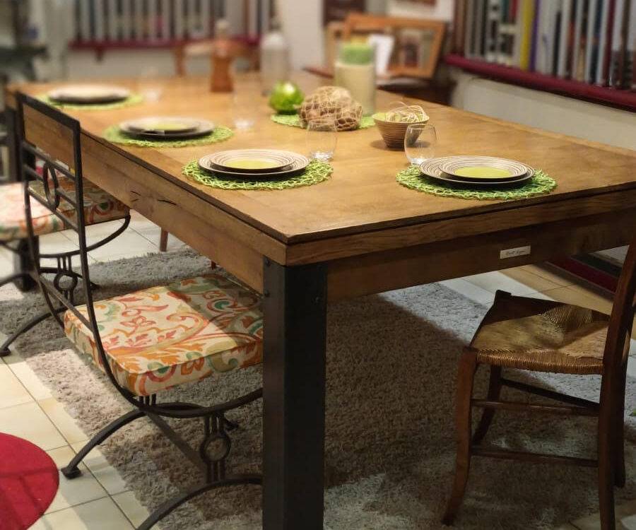 billard rivet avec plateau table et assiettes