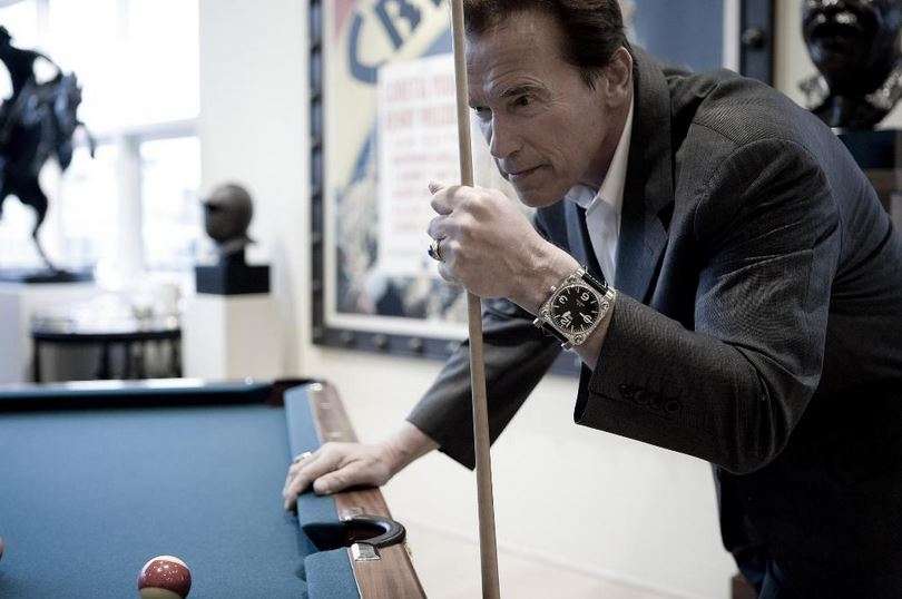 Arnold Schwarzenegger en train de jouer au billard